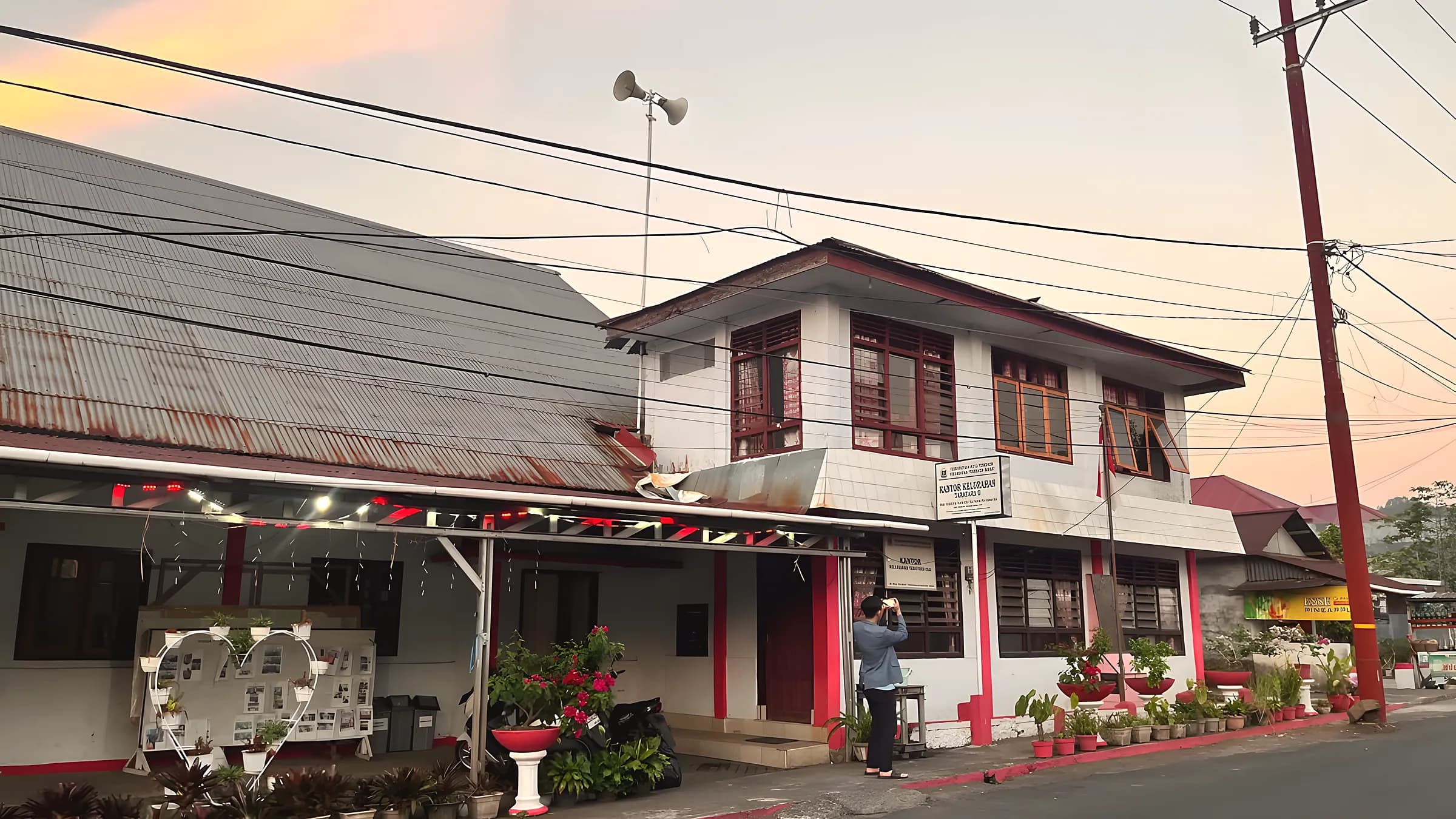 Kantor Kelurahan Taratara II dengan papan nama di depan bangunan