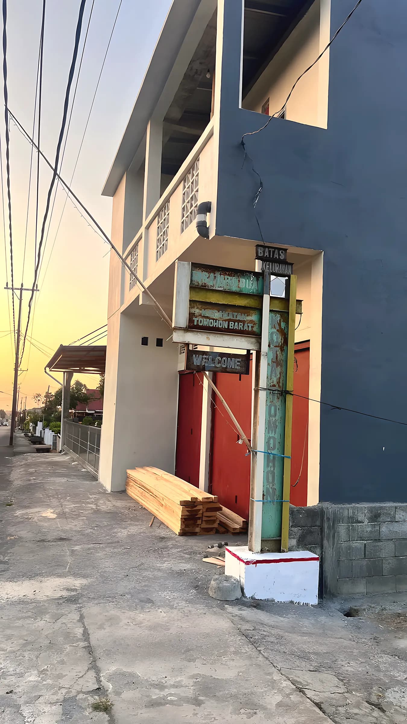Tugu batas kelurahan saat senja