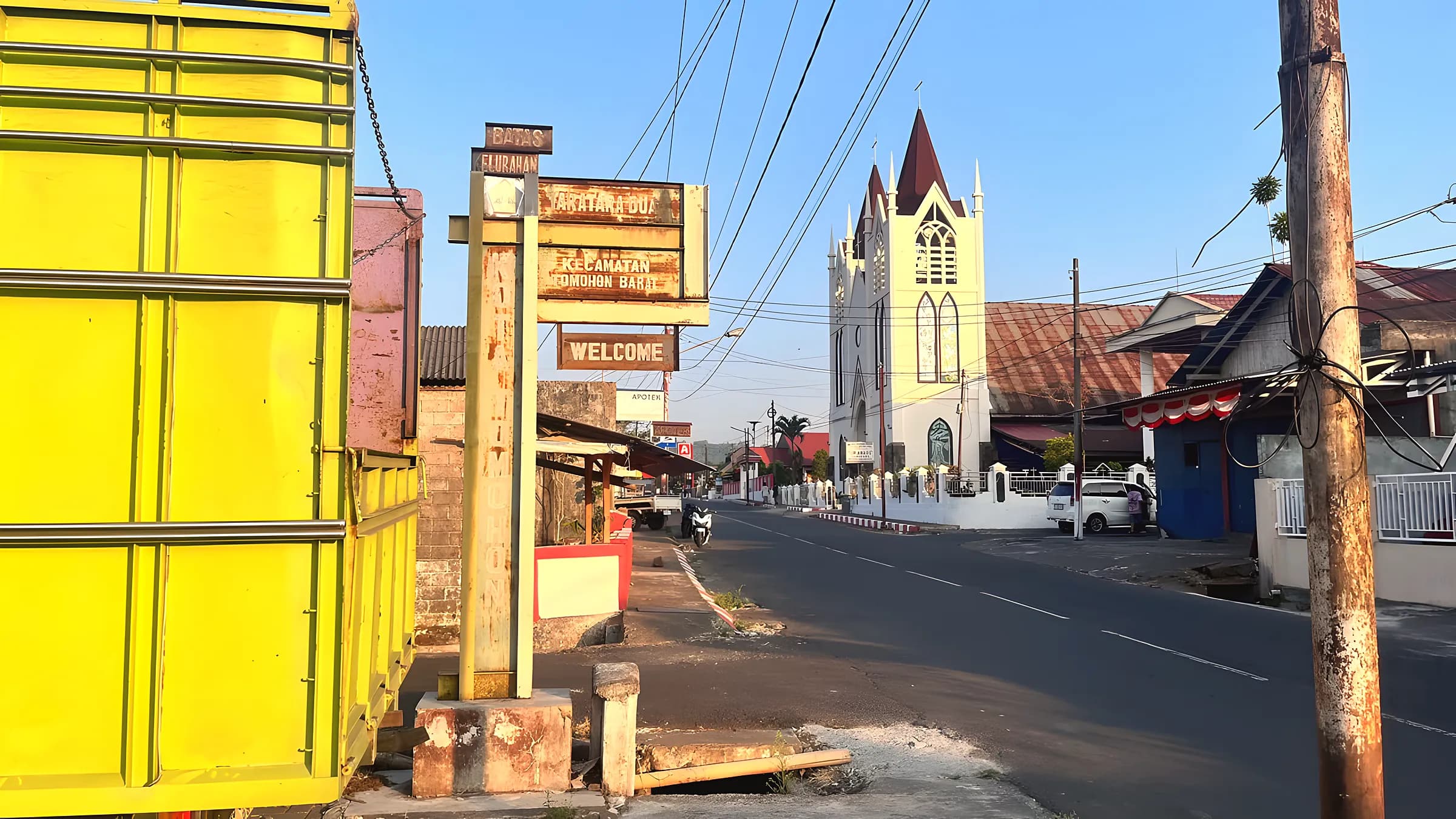 Jalan utama di batas Kelurahan Taratara Dua
