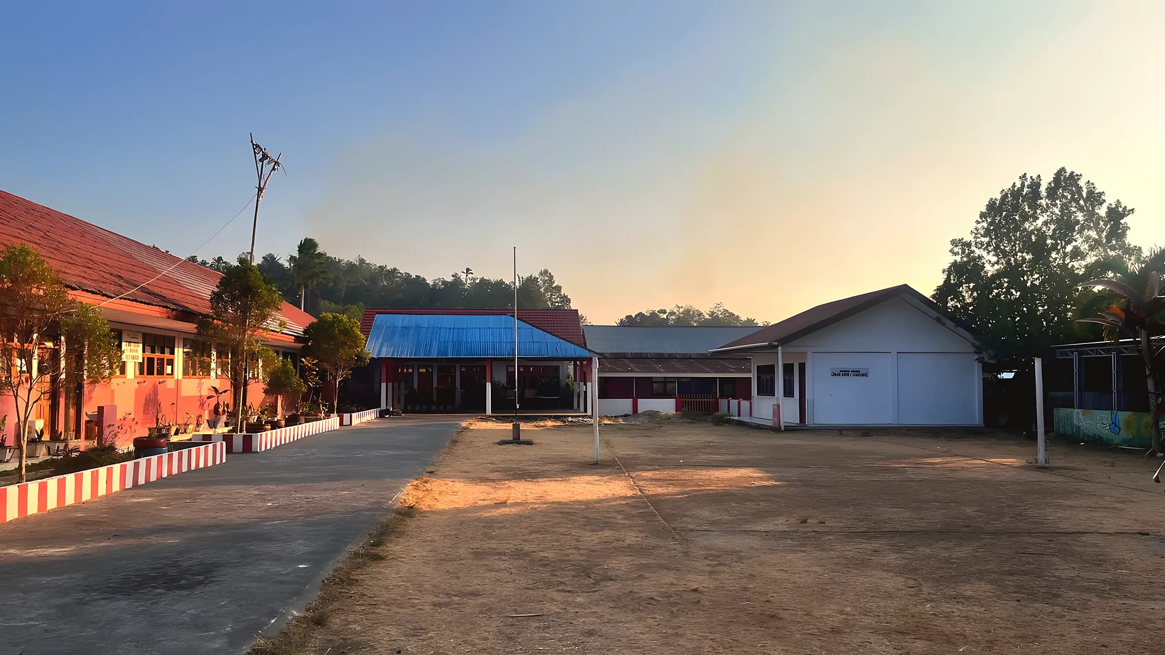 Halaman sekolah di Taratara II