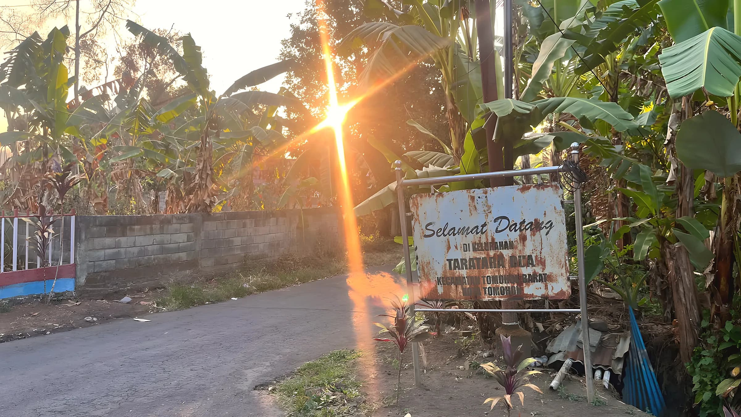 Papan selamat datang di jalan masuk kelurahan
